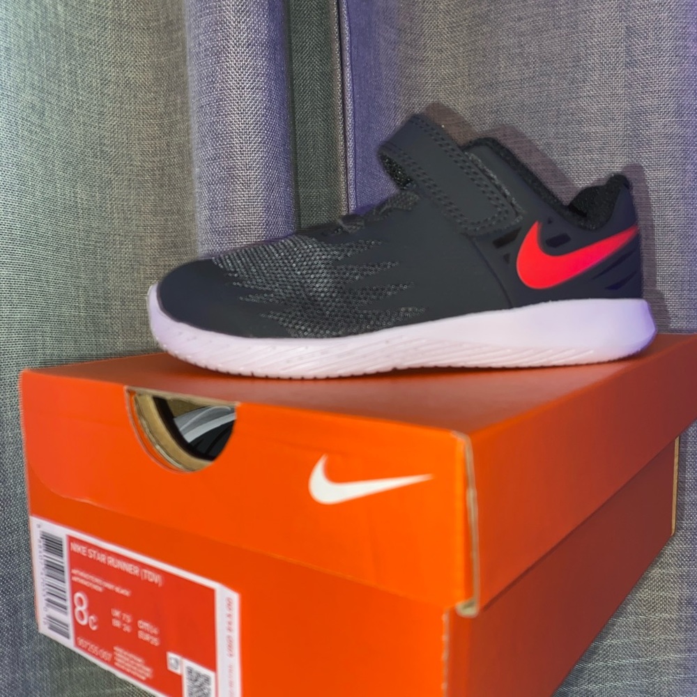 NIKE: 8C Blk/Grey/Red Starrunner